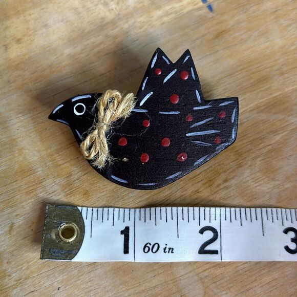 Wooden black hand painted folk art bird bird brooch pin with twine bow - Picture 4 of 4